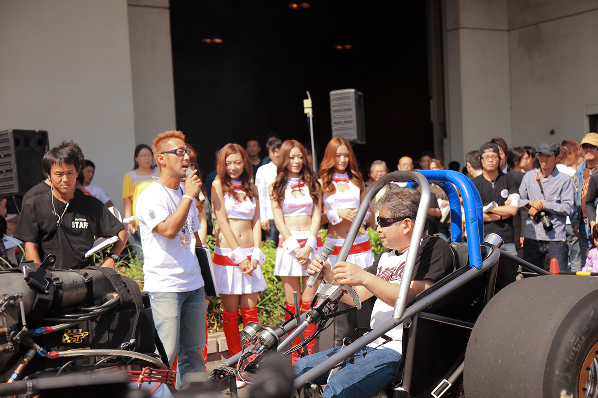 AUTO LEGEND 2010の屋外イベントで行われたドラッグマシンの実演