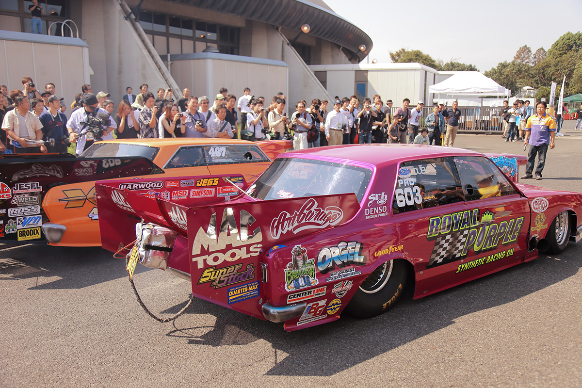 AUTO LEGEND 2011の屋外会場に展示されたドラッグレーシングカー
