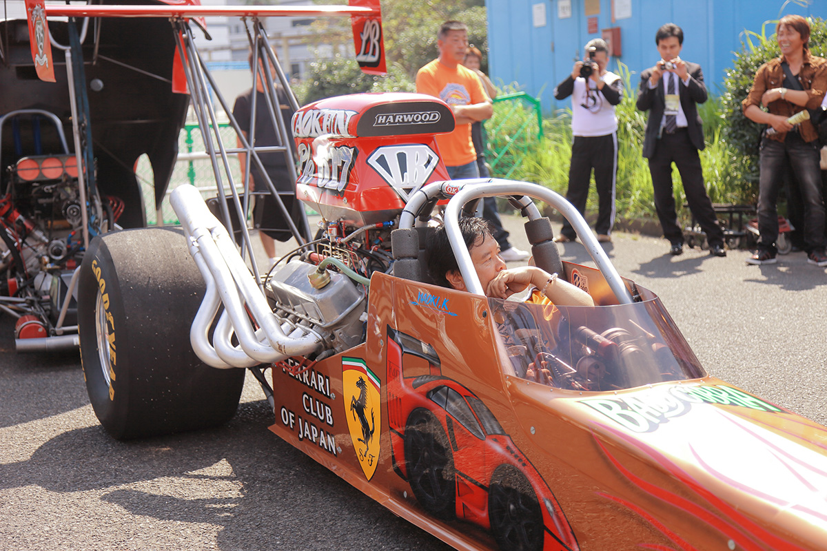 AUTO LEGEND 2011の屋外会場に展示されたドラッグスター