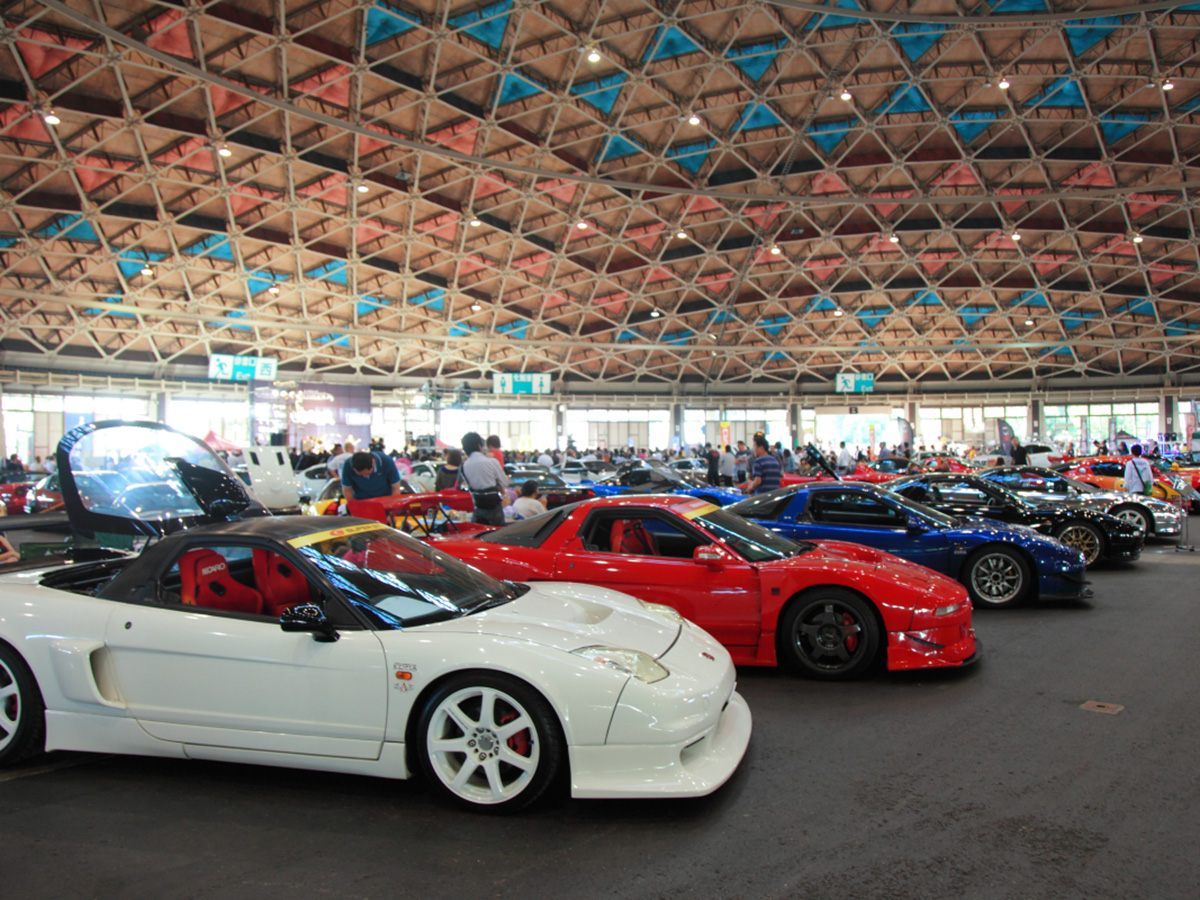 旧車やスーパーカーと来場者で賑わうAUTO LEGEND 2014の会場
