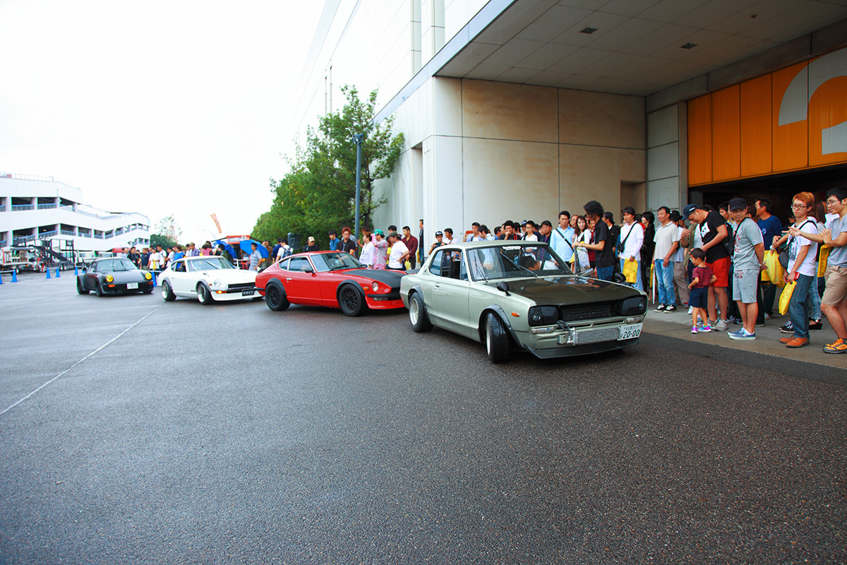AUTO LEGEND 2016 会場を走行する旧車