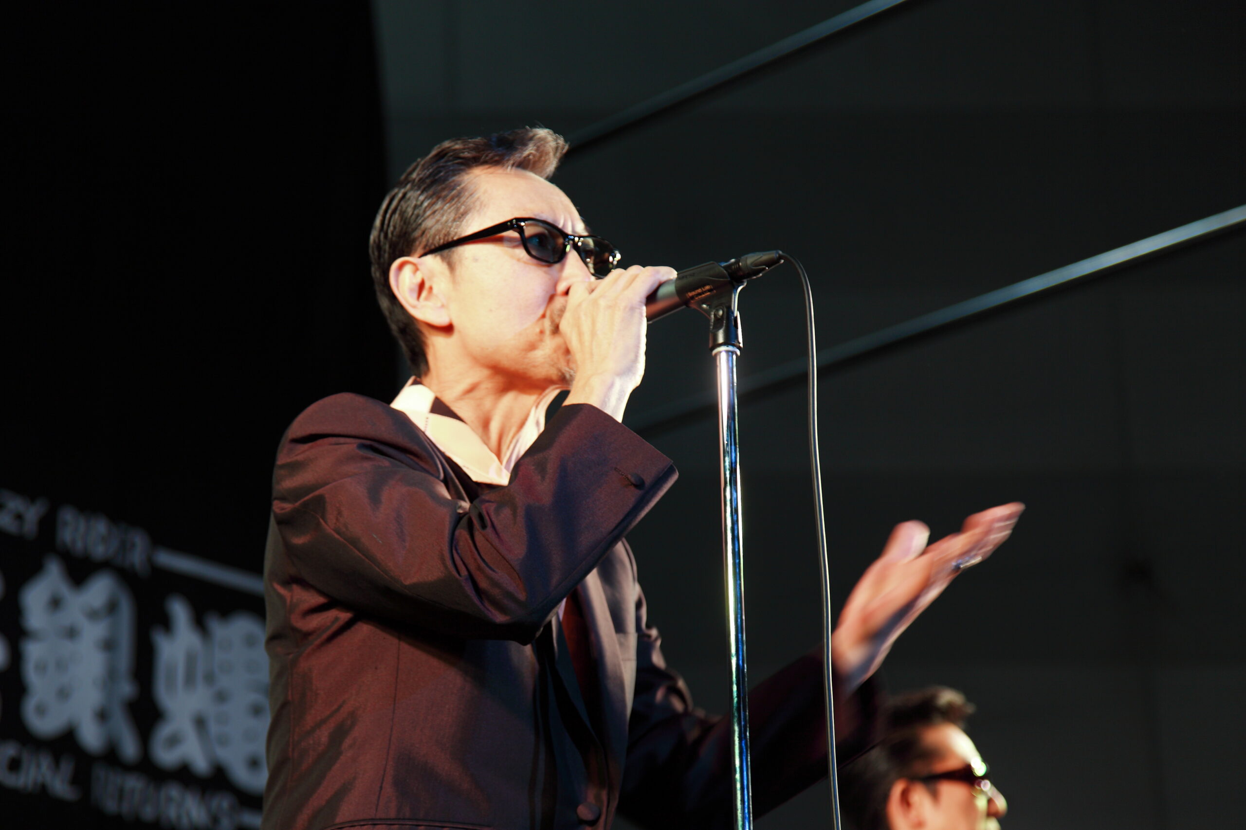 AUTO LEGEND 2017のメインステージでライブを行うCOOLSの村山一海氏