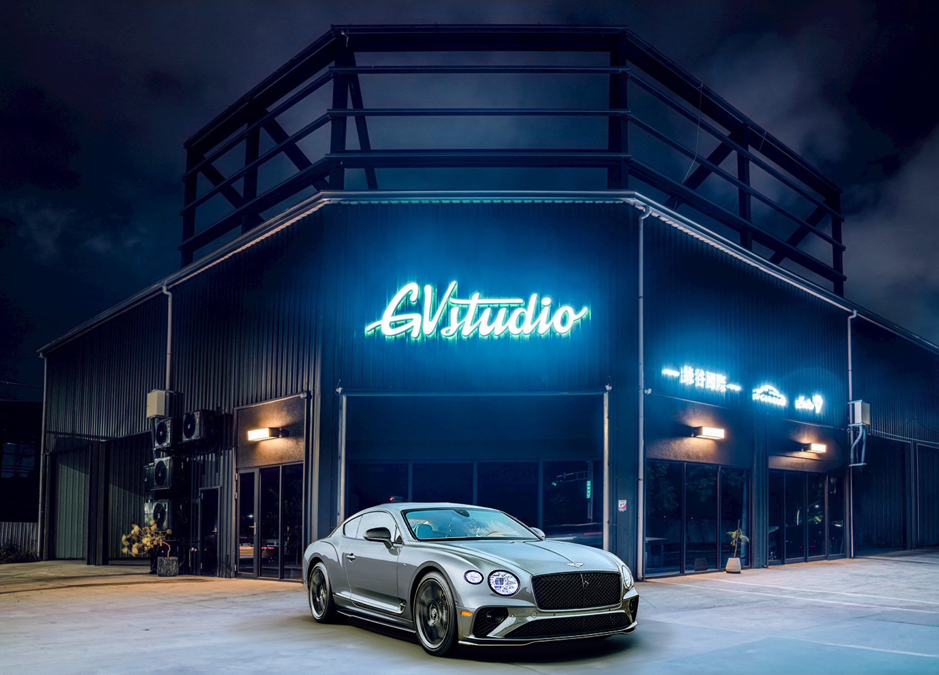 GVstudioショールームの外観写真に高級車を合成・レタッチしたWebサイト用ビジュアル